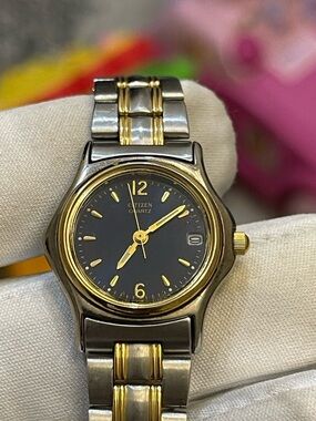 Vintage Citizen Women's Two-Tone Gold and Silver Watch 6010-S41932 Year 90s 25mm